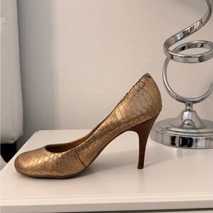 Jessica Simpson Women’s Gold Crocodile Heels